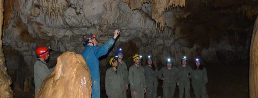 Grupo haciendo Espeleologia en Asturias