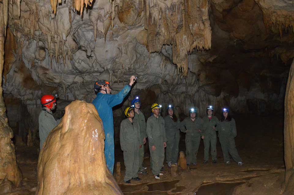 Grupo haciendo Espeleologia en Asturias