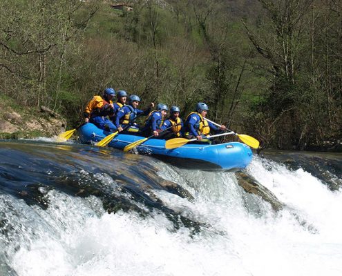 Grupo con monitor haciendo Rafting en Asturias