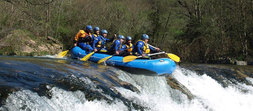 Grupo con monitor haciendo Rafting en Asturias