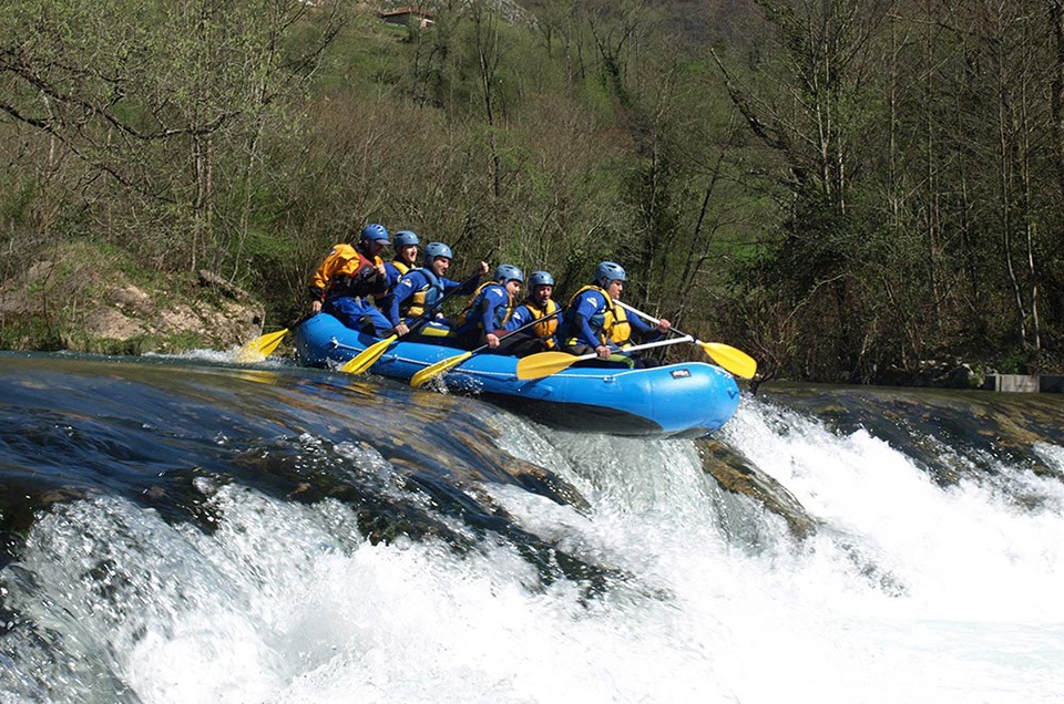 Grupo con monitor haciendo Rafting en Asturias