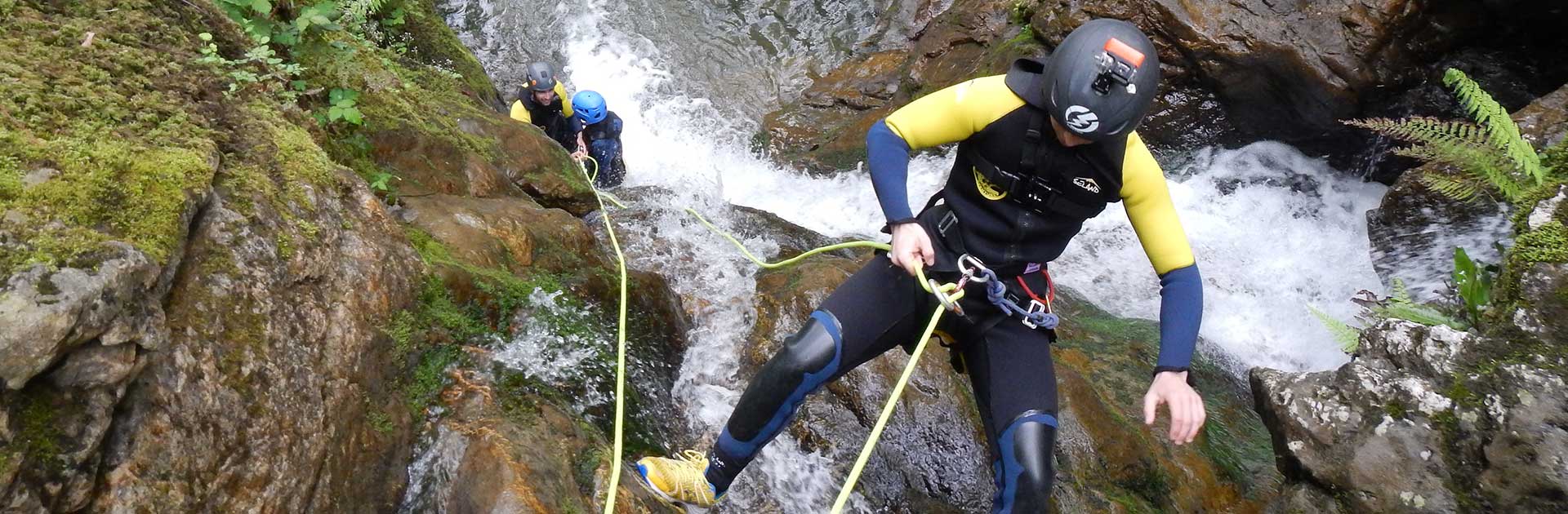 Practicando el barranquismo en Asturias