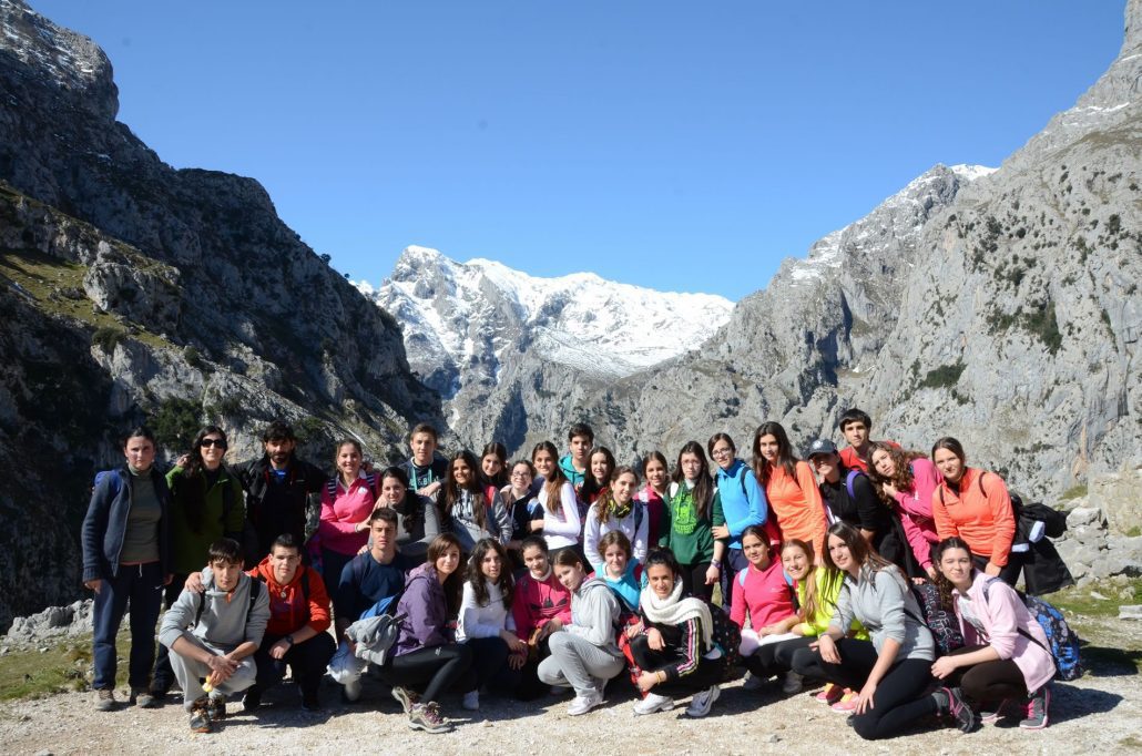 Grupos guiado por K2 Aventura en la ruta de senderismo de Poncebos a Caín, río Cares en Asturias