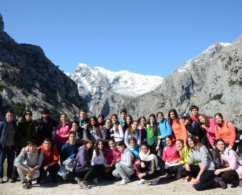 Grupos guiado por K2 Aventura en la ruta de senderismo de Poncebos a Caín, río Cares en Asturias