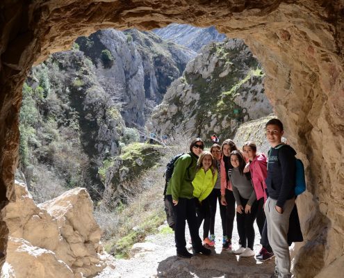 Personas en una cueva natural en la ruta del río Cares