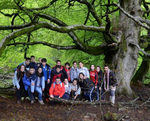 Grupo de personas de excursión en la senda del río nCares