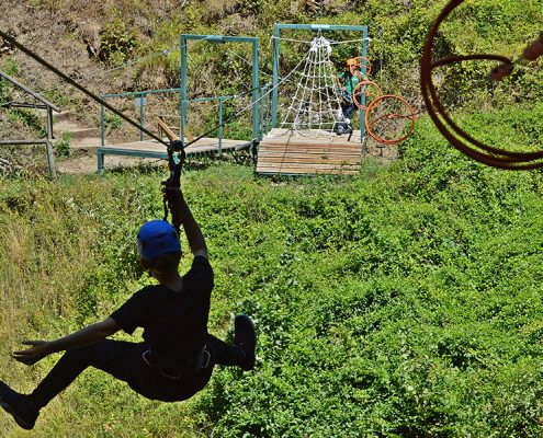 Mujer haciendo tirolinas en el parque natural de Asturias