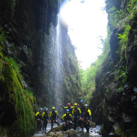 Practicando el barranquismo o descenso de cañones en Asturias