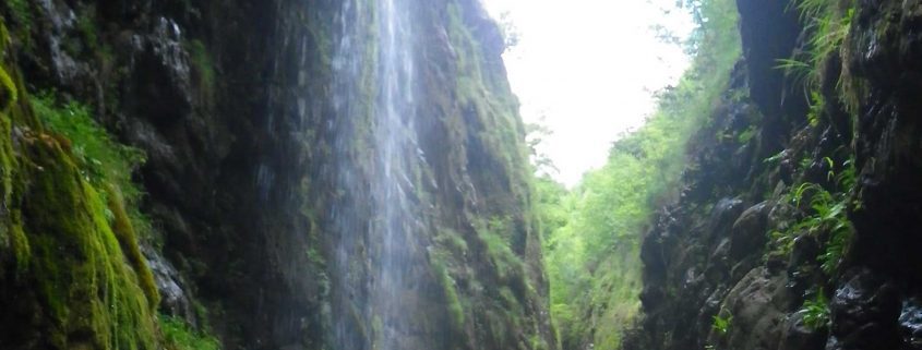 Practicando el barranquismo o descenso de cañones en Asturias