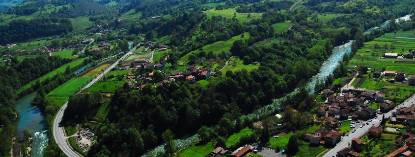 Vista aérea del Centro de actividades de K2 Aventura en Cangas de Onís, Asturias