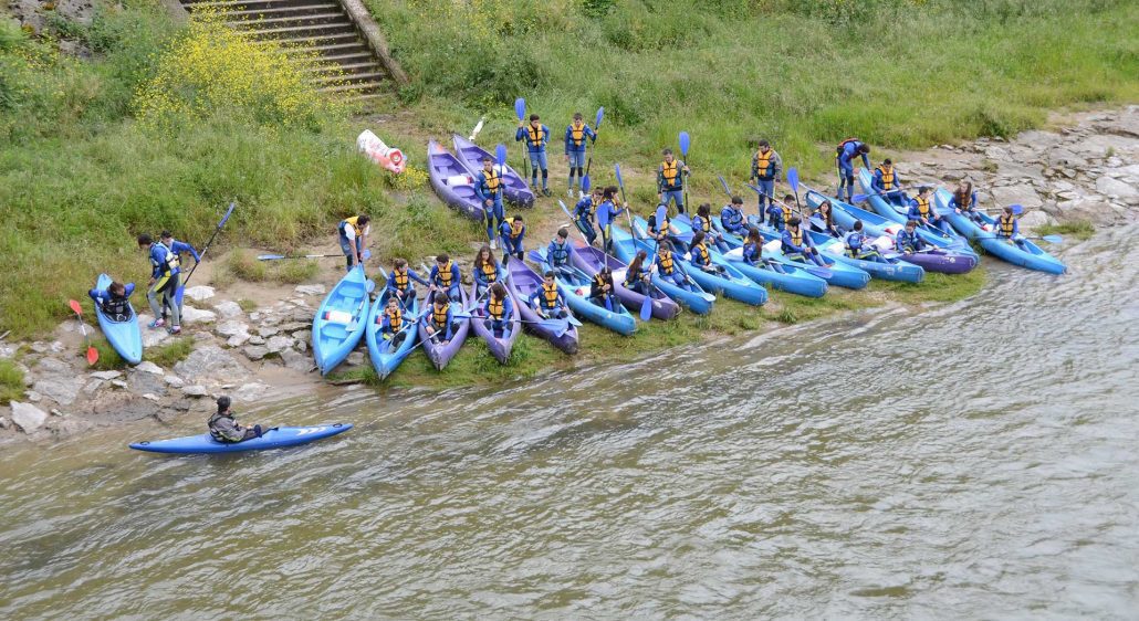 Preparados para botar las canoas al río