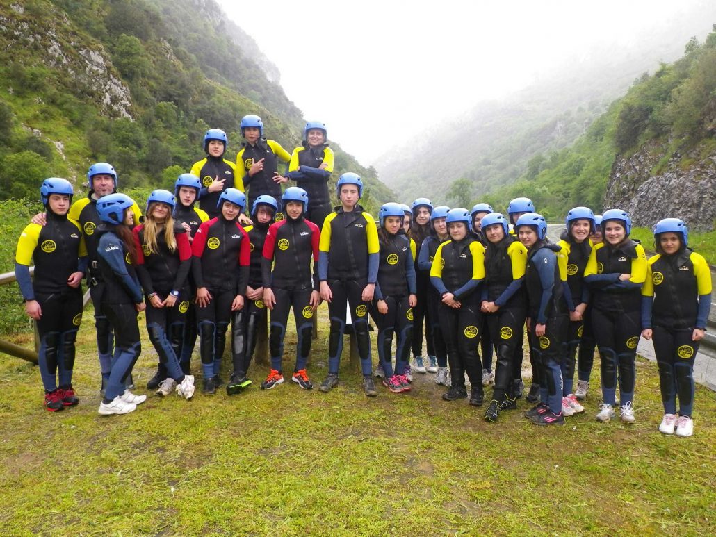 Grupo de colegio en actividad de barranquismo organizado por K2 Aventura