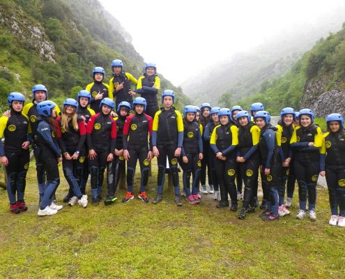 Grupo de colegio en actividad de barranquismo organizado por K2 Aventura