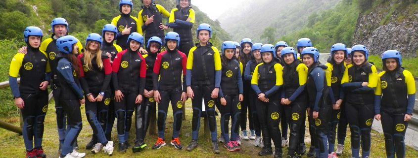 Grupo de colegio en actividad de barranquismo organizado por K2 Aventura