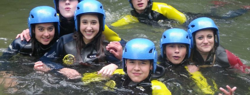 Grupos familiares en K2 Aventura practicando Barranquismo