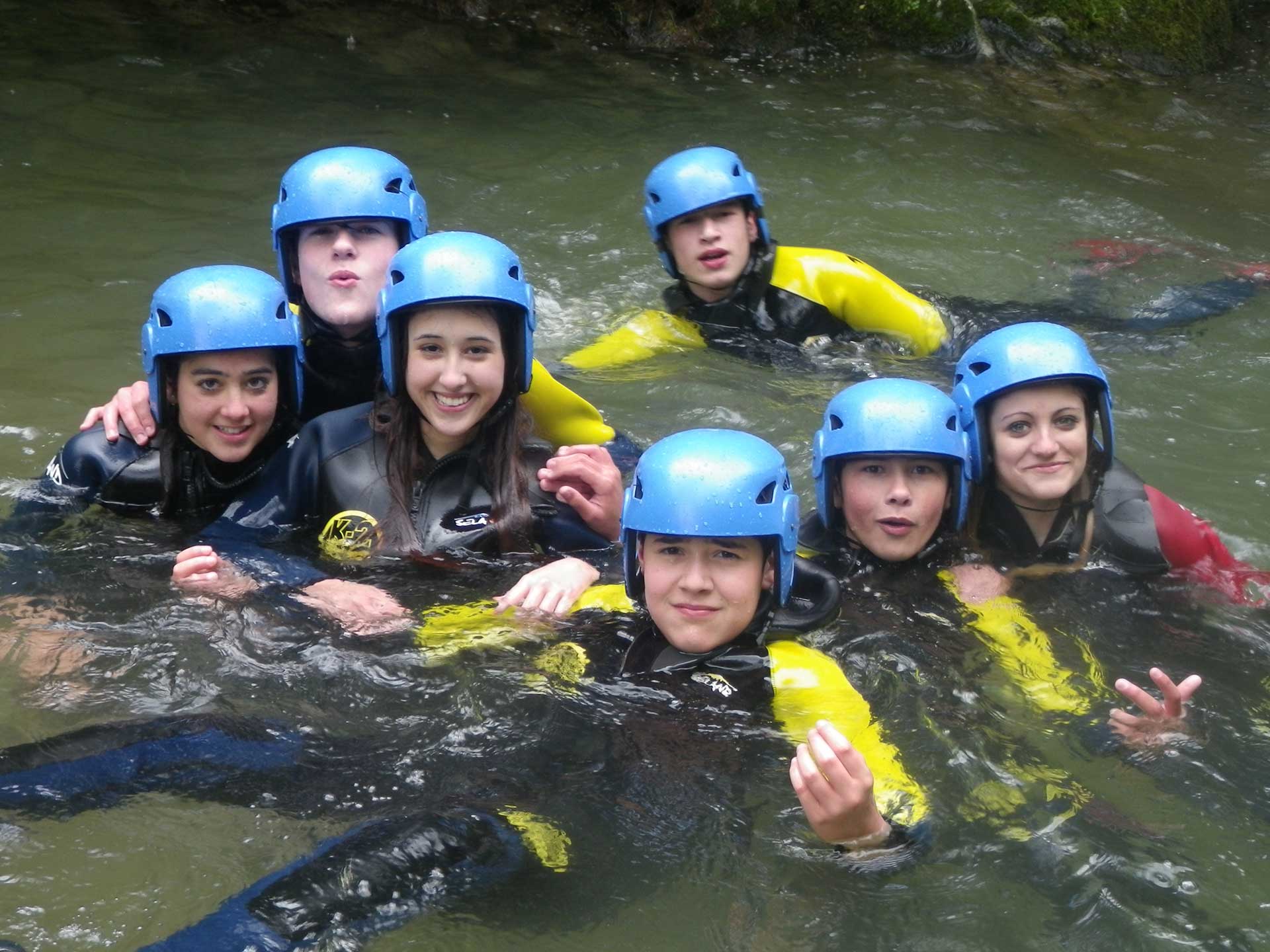 Grupos familiares en K2 Aventura practicando Barranquismo