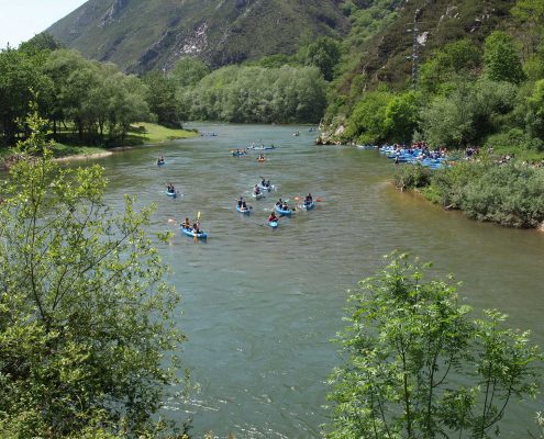 Vista del río Sella con las canoas de K2 Aventura al fondo