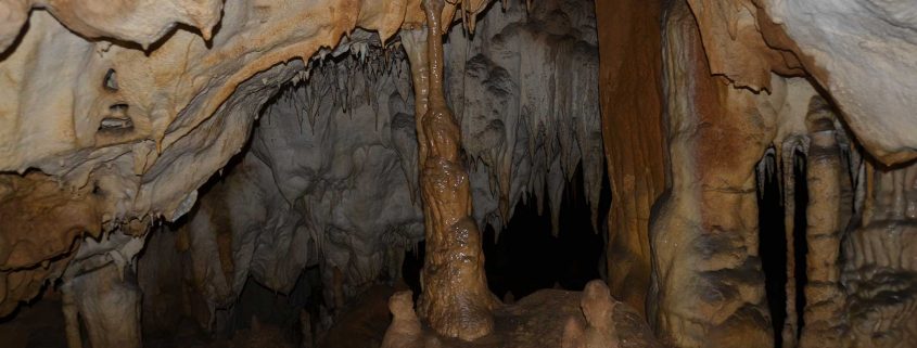 Practicando la espeleología en Asturias