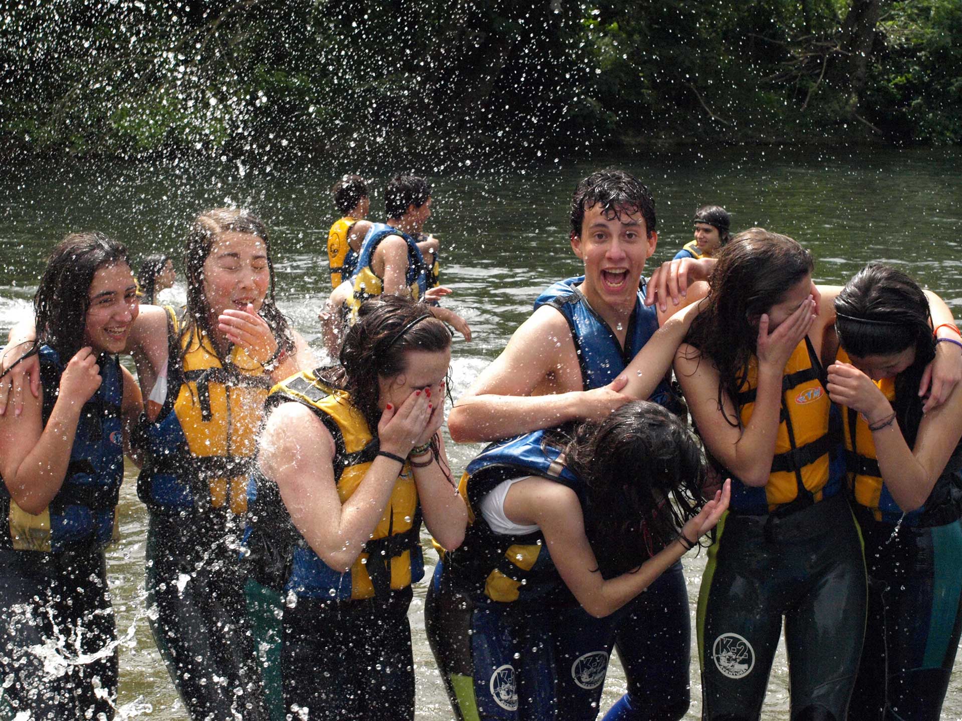 Grupos de colegio haciendo deporte de aventura en el rio Sella, Asturias