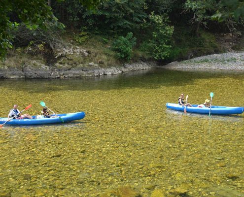 Personas descendiendo el tramo de 4Kms. del río Sella