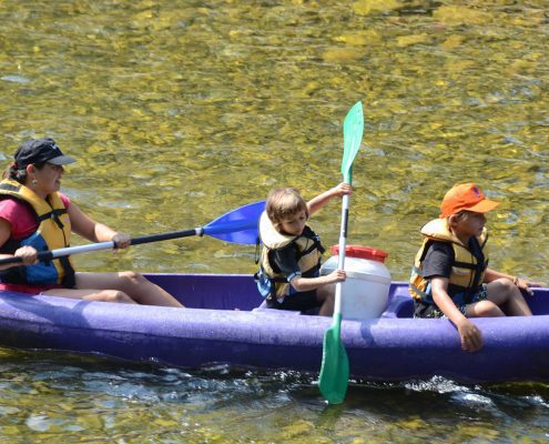 Niños aprendiendo a palear en la canoa