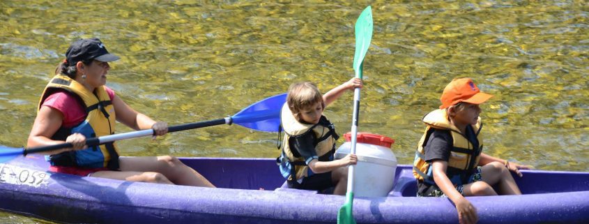 Niños aprendiendo a palear en la canoa