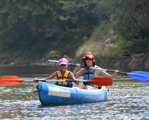 Madre e hijo disfrutando en la canoa del mejor descenso del Sella