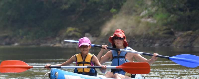 Madre e hijo disfrutando en la canoa del mejor descenso del Sella