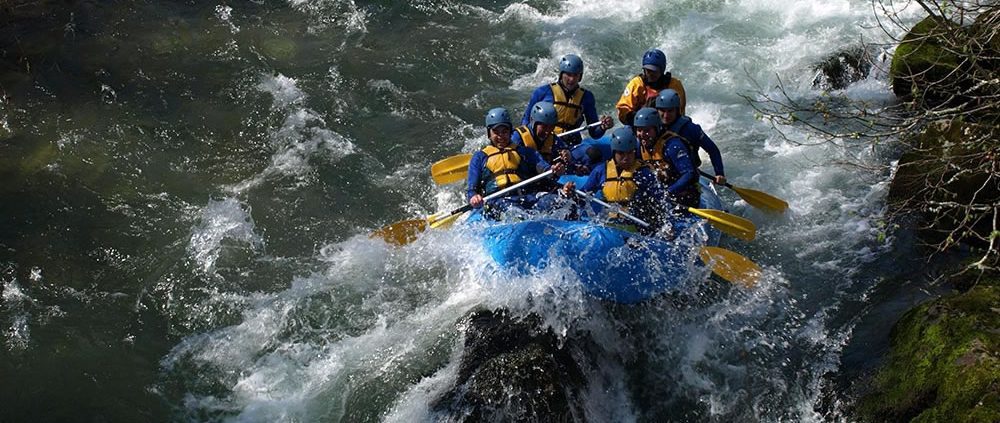 Practicando rafting en los ríos de Asturias