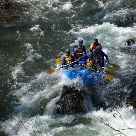 Practicando rafting en los ríos de Asturias