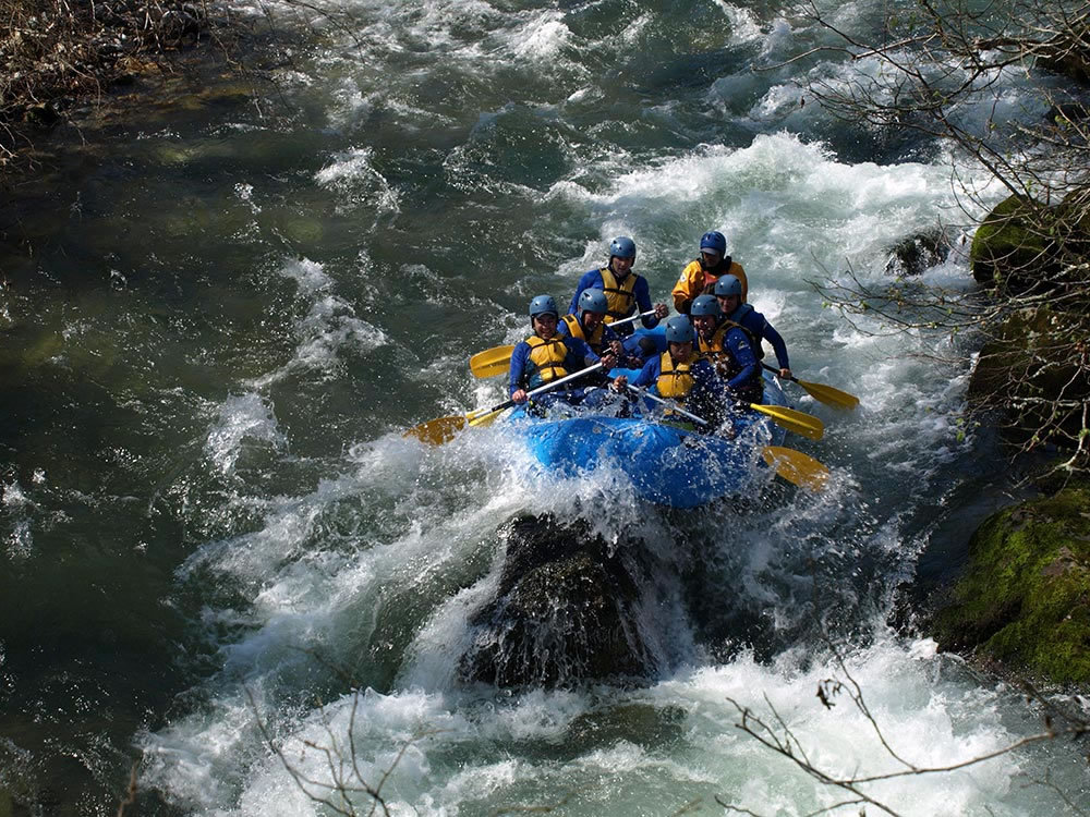 Practicando rafting en los ríos de Asturias