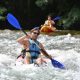 Un hombre en la canoa en un tramo donde hay un rápido