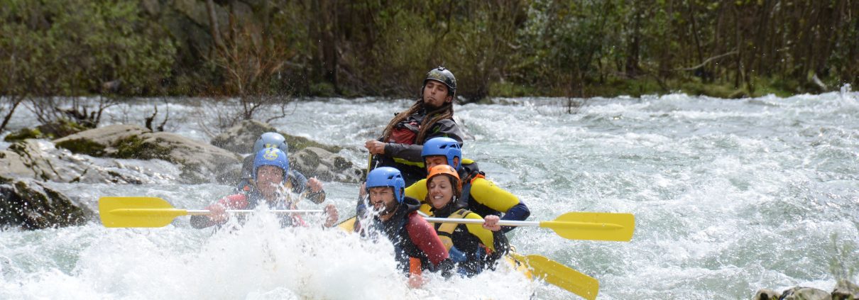 Grupo en lancha de rafting bajando el río Sella en Asturias