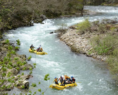 Dos lanchas de K2 haciendo rafting en el río Sella