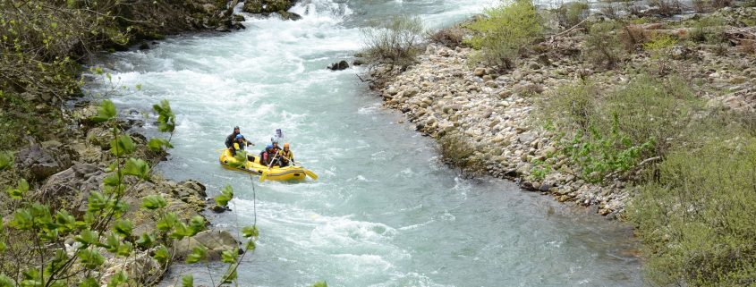 Dos lanchas de K2 haciendo rafting en el río Sella