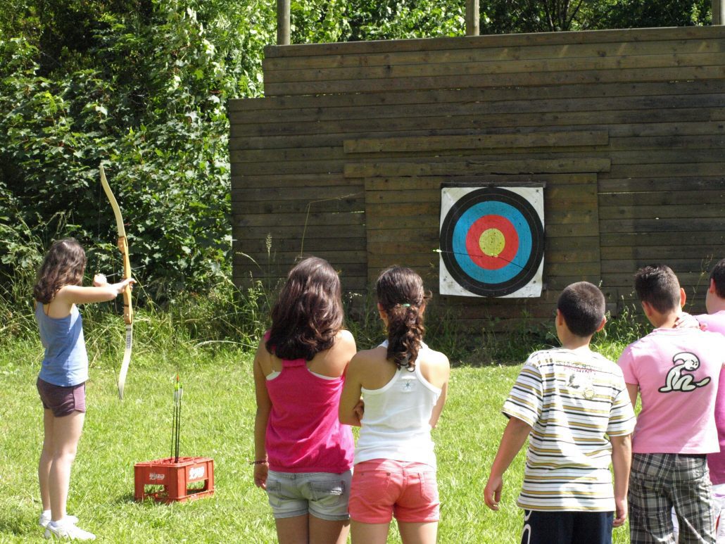 Alumnos aprendiendo tiro con arco