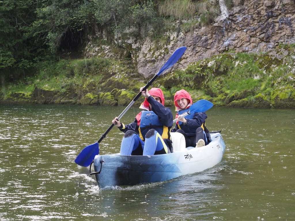 K2 Aventura - Descenso del Sella en Canoa Canoas de alquiler bajando el sella lloviendo