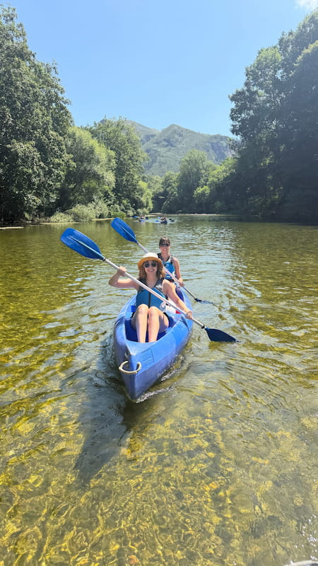 K2 Aventura - Descenso del Sella en Canoa Chicas bajando el sella en canoa