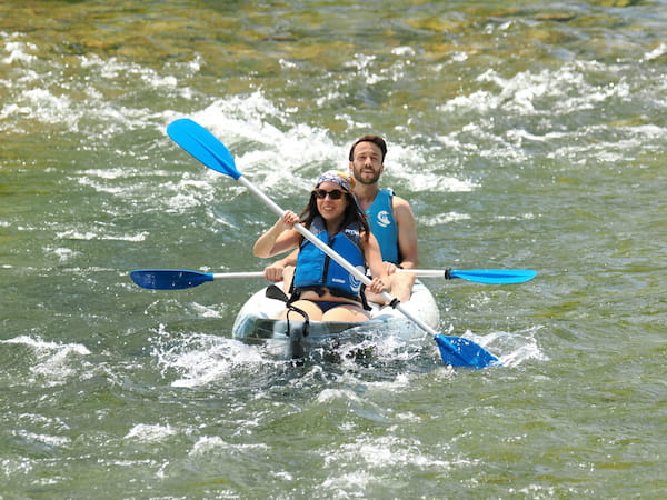 K2 Aventura - Descenso del Sella en Canoa Pareja bajando el sella en canoa en la zona rápida